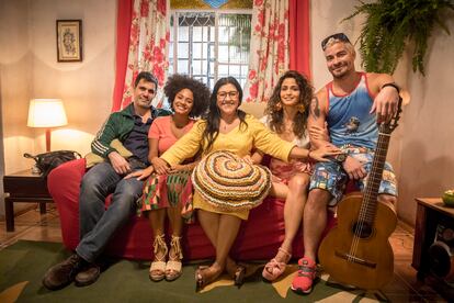 A personagem Lurdes (Regina Casé) rodeada pelos filhos Ryan (Thiago Martins), Magno (Juliano Cazarré), Érica (Nanda Costa) e Camila (Jessica Ellen).