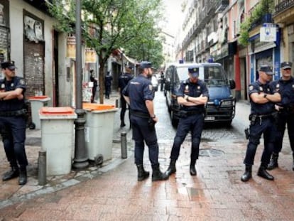 Un grupo de policías, junto al Patio Maravillas, en la calle del Pez.