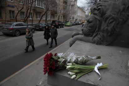 Flors dipositades davant de l'ambaixada de Bèlgica a Moscou (Rússia).