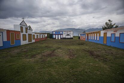 Una de las áreas del campo de pruebas está destinada al entrenamiento de los desminadores y a la detonación de minas que se fabrican en el lugar y simulan a las de la guerrilla. Esta es la clara representación de la plaza central de un pueblo colombiano