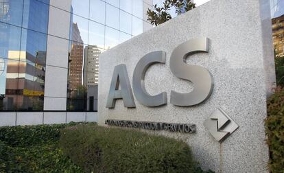 Logotipo de ACS ante la fachada de su sede en Madrid.