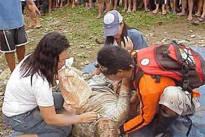 Un equipo de rescate atiende a una de las víctimas en la ciudad filipina de San Bernardo.