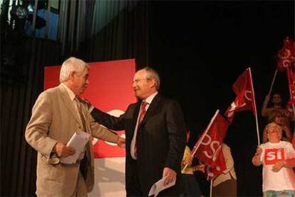 Pasqual Maragall (izquierda) y José Montilla, en el mitin de ayer en Mataró.