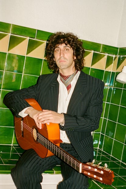 Rafael Ulecia posa para ICON con su guitarra en casa de su padre, en la sierra de Collserola.
