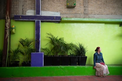 Una mujer espera para presenciar el ensayo de la Pasión de Cristo.