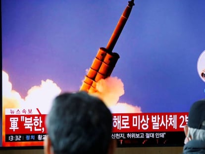 Ciudadanos surcoreanos ven en un televisor una imagen de archivo del lanzamiento de un proyectil en Corea del Norte.