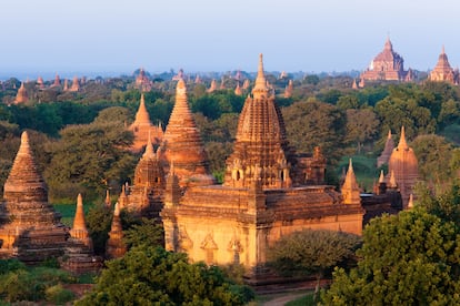 Miles de estupas salpican la ciudad de Bagan, en Myanmar