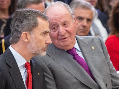 Felipe VI y Juan Carlos I, en un acto en Madrid en 2019.