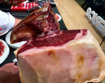 CORTE REALIZADO COLOCANDO LA PIEZA EN UN JAMONERO VERTICAL / CAPEL