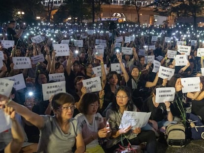 Manifestantes en Hong Kong, este viernes cerca de la sede del Consejo Legislativo.