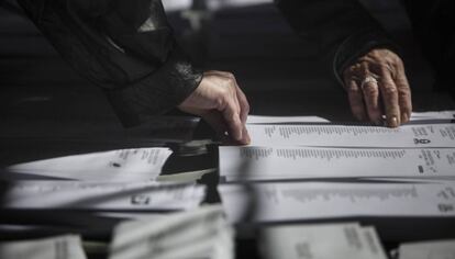 Un votante escoge una papeleta en las últimas elecciones municipales.