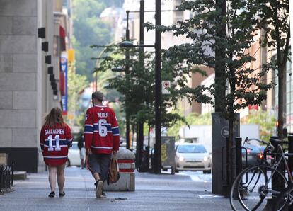 Seguidores del equipo de hockey canadiense camina en una calle de Montreal, el 30 de junio de 2021.