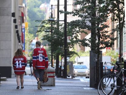Seguidores del equipo de hockey canadiense camina en una calle de Montreal, el 30 de junio de 2021.