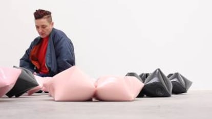 'Las Estatuas', de Itziar Okariz, una 'performance' en la que la artista dialoga con obras de arte de distintas épocas y autores. Aquí, con piezas de Sergio Prego.