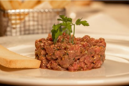 Todos son platos que se encuentran en la carta, donde se puede comenzar por una tabla de embutidos de El Capricho, donde no falta una espectacular cecina (15 euros) o la lengua de buey, una ensaladilla rusa con atún (18 euros) o unas anchoas de Santoña y boquerones en vinagre (18 euros).