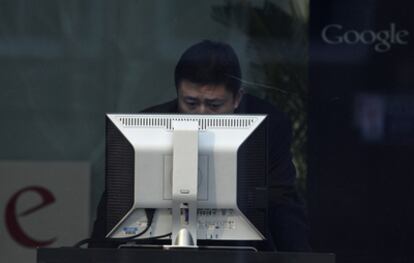 Un hombre usa un ordenador en el área de recepción de la sede de Google en Beijing (China) el 18 de enero de 2010.