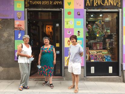 Maite Zabalza y Rosa Bajo, de la Red Interlavapiés, y de Nines Cejudo, de la Red Solidaria de Acogida.