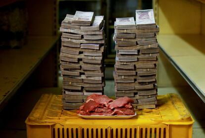 El pasado julio el presidente Nicolás Maduro anunció que quitaría cinco ceros a la moneda nacional que pasará a ser el 'bolívar soberano'. La hiperinflación que padece el país ha provocado que en los últimos meses hacer la compra con dinero en efectivo fuera casi imposible. Los venezolanos esperan entre la expectación y la incertidumbre este cambio. Un kilogramo de carne junto a 9.500.000 bolívares, su precio equivalente a 1,45 dólares en un mercado de Caracas, el 16 de agosto de 2018.