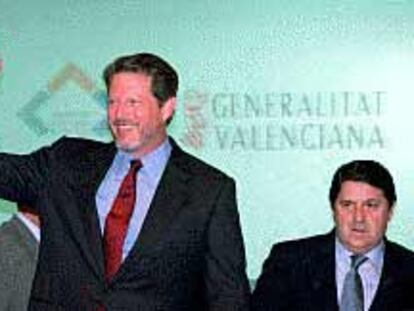 Al Gore, ayer, junto a José Luis Olivas, antes de pronunciar su conferencia en el Auditorio del Museo de las Ciencias de Valencia.