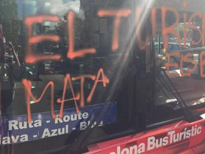 Fotografia del vidre del bus pintat per activistes d'Arran.