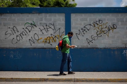 Un hombre camina frente a un grafiti con un mensaje en rechazo al presidente de Venezuela, Nicolás Maduro, el 21 de agosto pasado en Caracas.