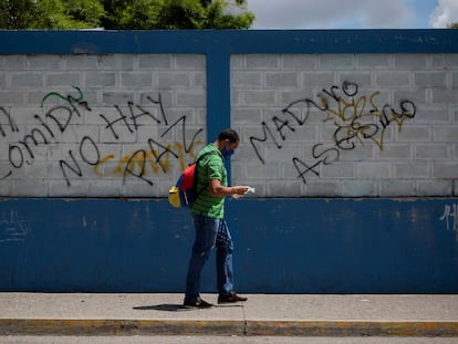 Un hombre camina frente a un grafiti con un mensaje en rechazo al presidente de Venezuela, Nicolás Maduro, el 21 de agosto pasado en Caracas.
