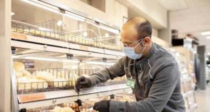 Trabajador de Mercadona en un supermercado en Valencia.