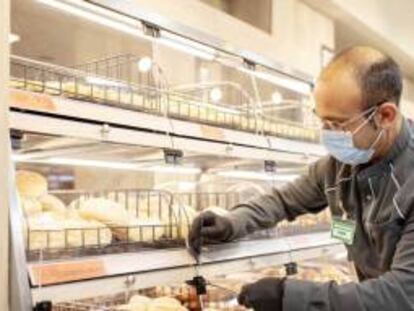 Trabajador de Mercadona en un supermercado en Valencia.