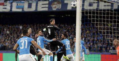 Ramos cabecea para marcar su primer gol en Nápoles.