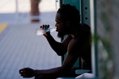 Un hombre bebe agua a la sombra el 20 de julio en Phoenix, Arizona, cuando se alcanzaron temperaturas de 48,3 grados Celsius