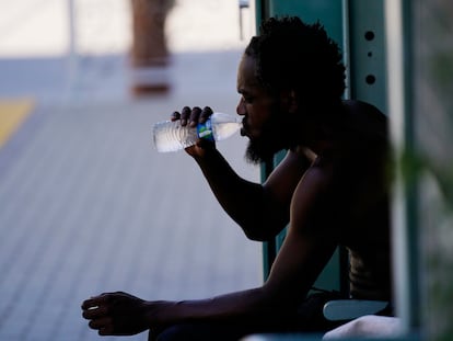 Un hombre bebe agua a la sombra el 20 de julio en Phoenix, Arizona, cuando se alcanzaron temperaturas de 48,3 grados Celsius.