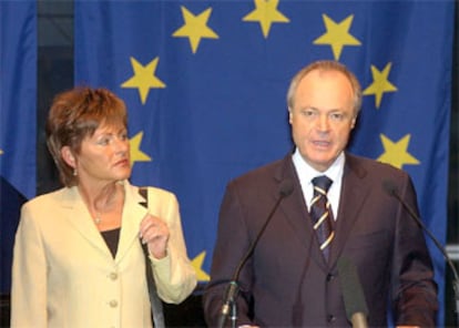 El primer ministro húngaro, Peter Megdyessy, anuncia los resultados del referéndum del sábado.
