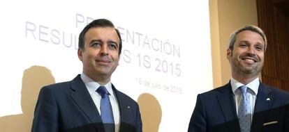 GRA115. SANTIAGO DE COMPOSTELA, 16/07/2015.- El consejero delegado de Abanca, Francisco Botas (i), junto al director general de Finanzas, Alberto de Francisco Guisasola, al comienzo de la rueda de prensa en la que presentaron los resultados econ&oacute;micos correspondientes al primer semestre del ejercicio de 2015 