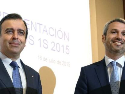 GRA115. SANTIAGO DE COMPOSTELA, 16/07/2015.- El consejero delegado de Abanca, Francisco Botas (i), junto al director general de Finanzas, Alberto de Francisco Guisasola, al comienzo de la rueda de prensa en la que presentaron los resultados econ&oacute;micos correspondientes al primer semestre del ejercicio de 2015 