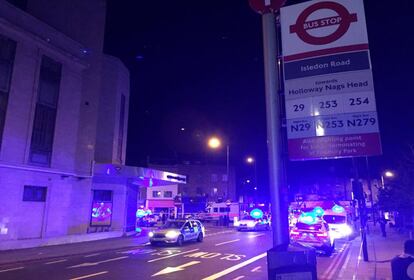 El Consell Musulmà del Regne Unit ha assenyalat que els vianants afectats, que eren al carrer Seven Sisters, acabaven de sortir de la mesquita del parc Finsbury.