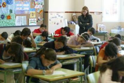 Niños en su clase con su profesora, haciendo la prueba de nivel de sexto de primaria, en el colegio madrileño Ramiro de Maeztu