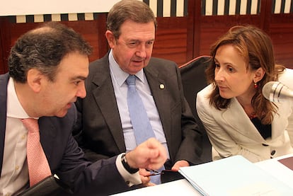 El presidente saliente de Confebask, Miguel Lazpiur (centro) junto a Nuria López de Guereñu, secretaria general  de la organziación y el director del Departamento Económico Fiscal, Eduardo Arechaga, durante la presdentación de un  informe sobre la situación general de las empresas vascas.