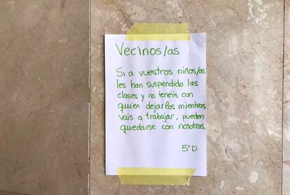 Cartaz onde estudantes oferecem ajuda aos vizinhos para cuidar das crianças, publicado no Twitter por Camila Pinheyro.
TWITTER /
11/03/2020
