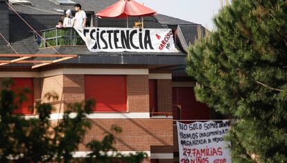 Un grupo de okupas durante el desahucio en Majadahonda.