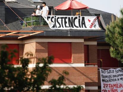 Un grupo de okupas durante el desahucio en Majadahonda.