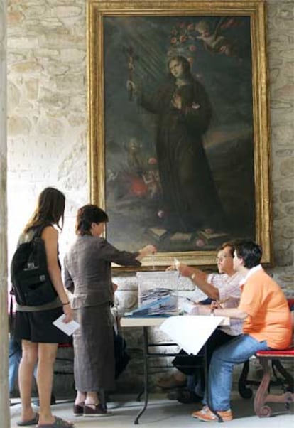 Votaciones en el colegio electoral Fonseca, en el palacio de Xelmírez de Santiago.