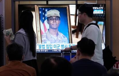 Viajeros de una estación de tren de Seúl atendían a las noticias sobre el soldado estadounidense Travis King en Seúl, este miércoles.