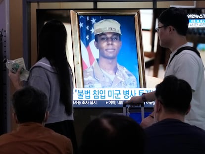 Viajeros de una estación de tren de Seúl atendían a las noticias sobre el soldado estadounidense Travis King en Seúl, este miércoles.