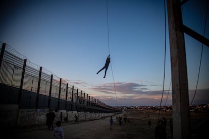 29 de enero de 2024, Rafah, frontera entre la franja de Gaza y Egipto.

"Tomé esta fotografía en la frontera, en mi primer día en Rafah, después de haber huido de Jan Yunis. Vi a niños columpiándose en cables eléctricos. Los propios cables eléctricos habían quedado inutilizados como tantas otras cosas, al menos proporcionaban esta felicidad".