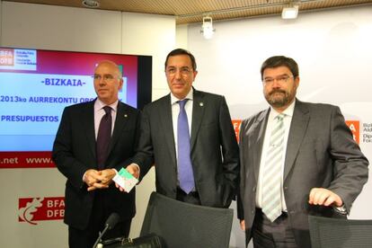 José Luis Bilbao, a la izquierda, anunció ayer recortes para Bizkaia.