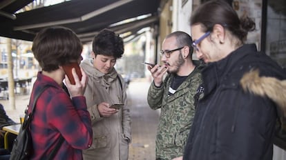 Un grupo de j&oacute;venes usando sus tel&eacute;fonos m&oacute;viles, en Sevilla.