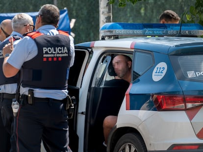 Agentes de los Mossos, custodian al detenido, en el interior del vehículo.