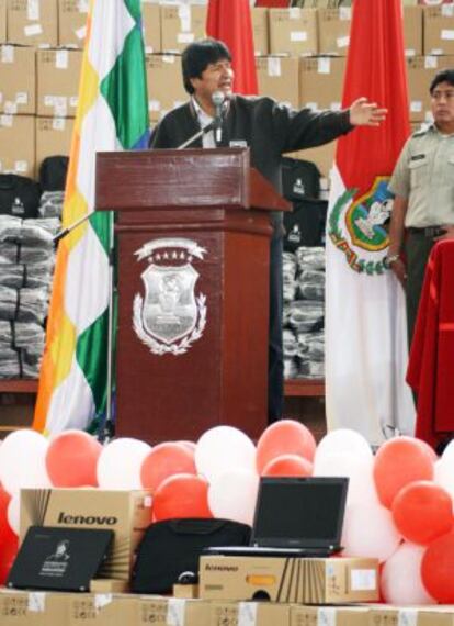 El presidente de Bolivia, durante el reparto de ordenadores en la ciudad de Tarija.