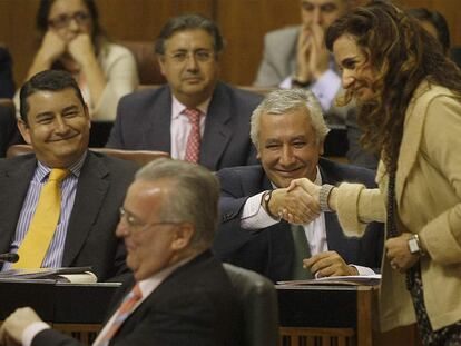 María Jesús Montero saluda a Javier Arenas, ayer en el Parlamento andaluz.