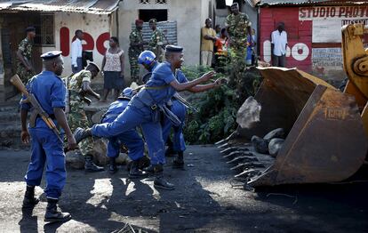 Agentes de policía retiran una barricada tras una protesta por las calles Bujumbura (Burundi). Al menos una persona ha muerto en una nueva jornada de manifestaciones contra la decisión del presidente, Pierre Nkurunziza, de presentarse a un tercer mandato.